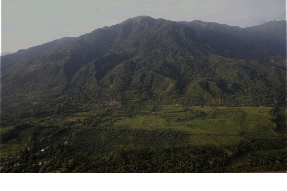 Granadita Horizon — aerial view of mountain backdrop and open terrain, Atlántida Honduras