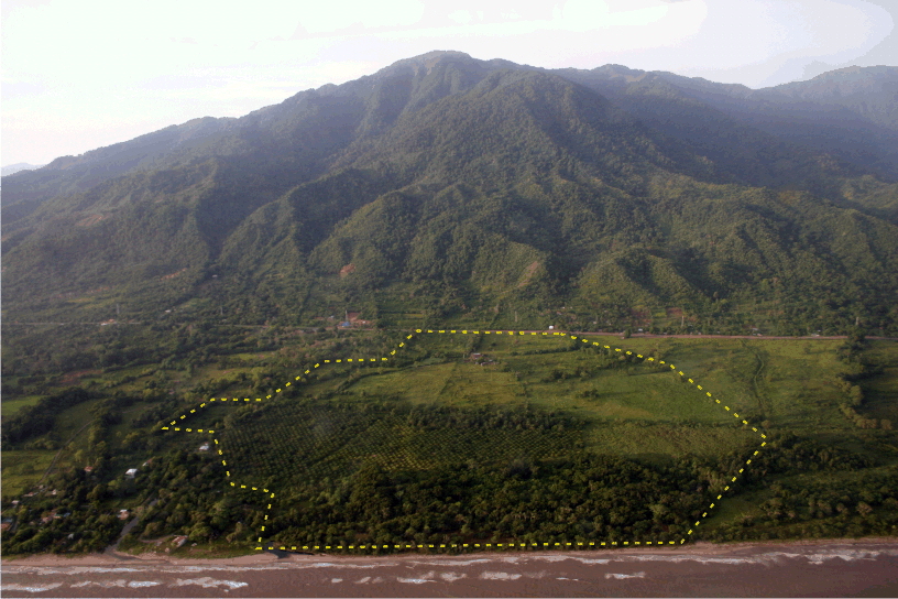 Granadita Horizon — aerial boundary view showing 113.22 manzana property perimeter, Caribbean coastline, and mountain backdrop, Atlántida Honduras